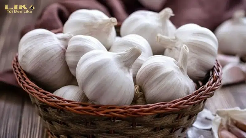 Cách Làm Tỏi Đen Bằng Nồi Áp Suất Nhanh Nhất 5 Cho tỏi ra rổ cho ráo nước rồi bắt đầu gói lại