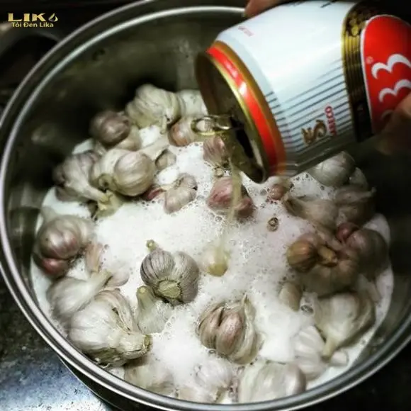 Cách làm tỏi đen bằng nồi đa năng tại nhà đơn giản dễ làm 4 Ngâm tỏi trắng với bia