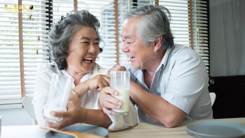 Gợi ý 8 món quà biếu cho người cao tuổi 7 Chọn loại sữa tốt cho xương của người lớn tuổi là quà tặng rất phù hợp