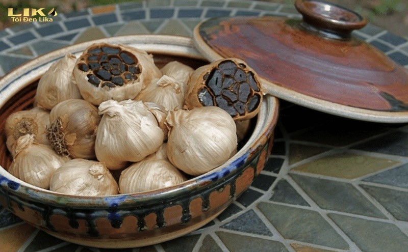 Ăn tỏi đen có tốt cho gan không? Cách ăn tỏi đen hiệu quả cho người bị bệnh gan 4 Nên nhai kỹ hoặc nghiên tỏi khi ăn để phát huy công dụng tốt hơn